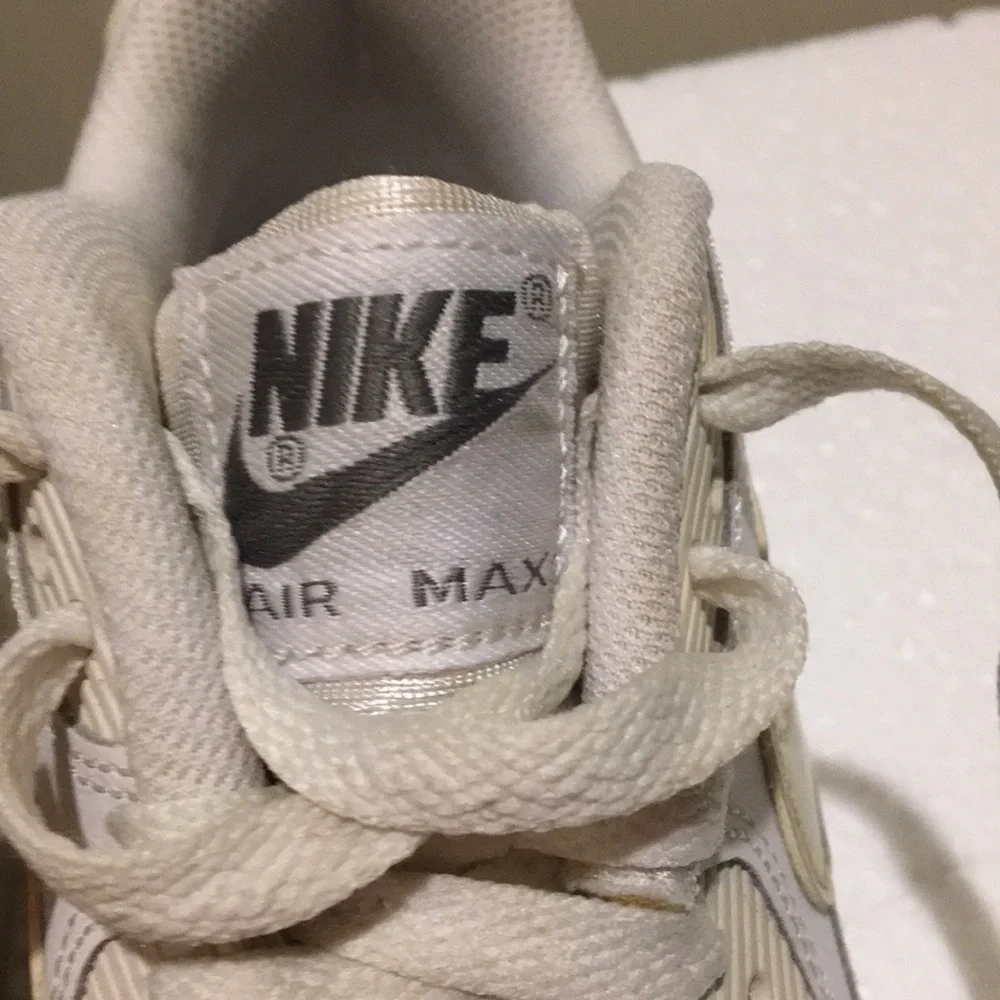 Nike Air Max kids lace up sneakers boys size 6Y